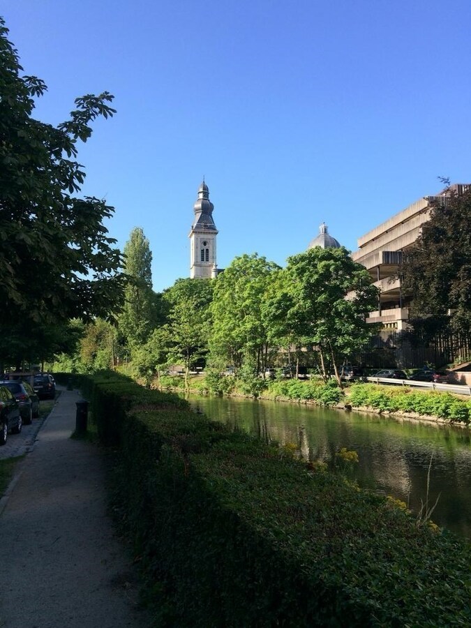 Gelijkvloerse kantoorruimte in een karaktervol herenhuis. 