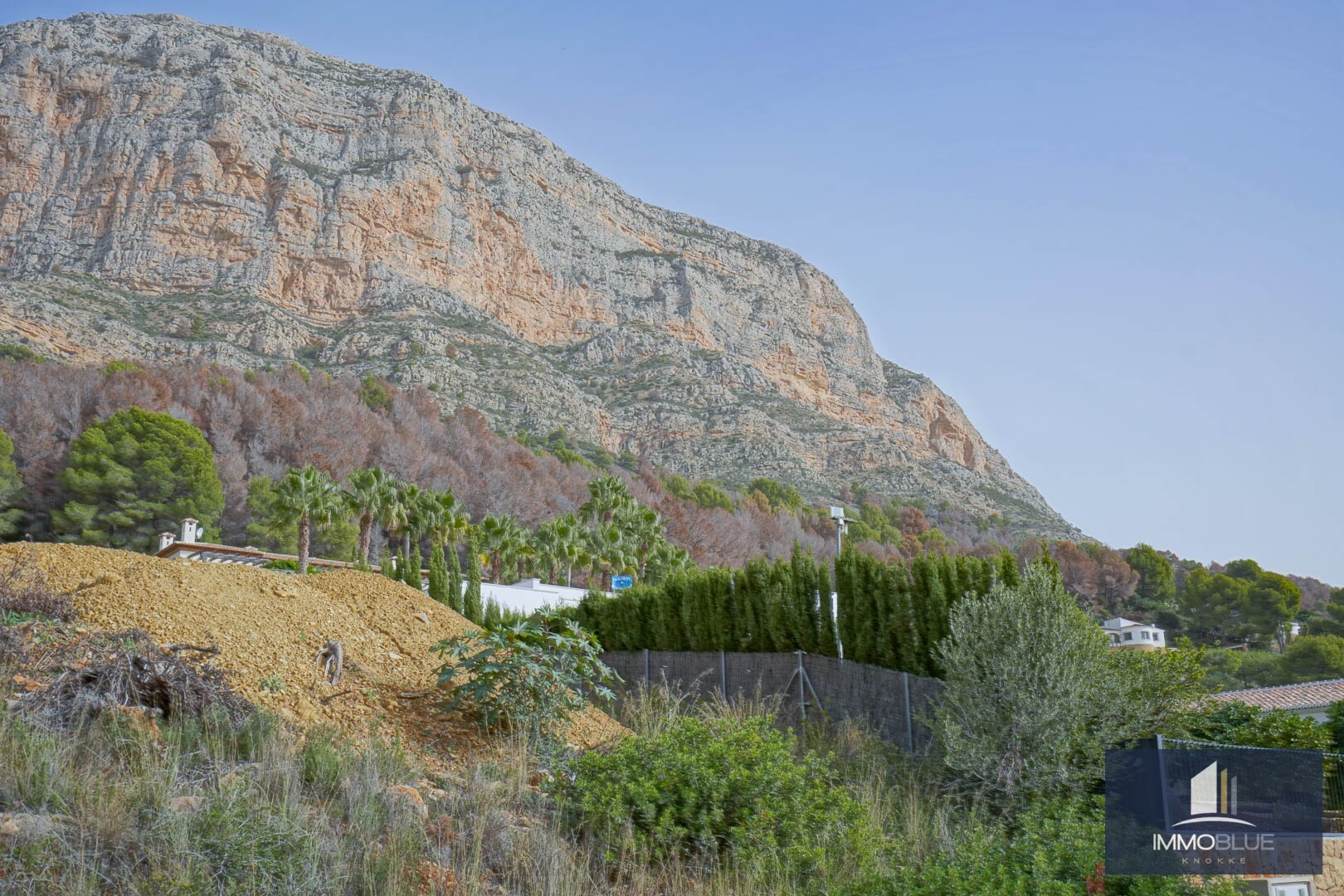 Nieuwbouw luxe villa te koop op de zonnige zuidflank van de Montgó. 