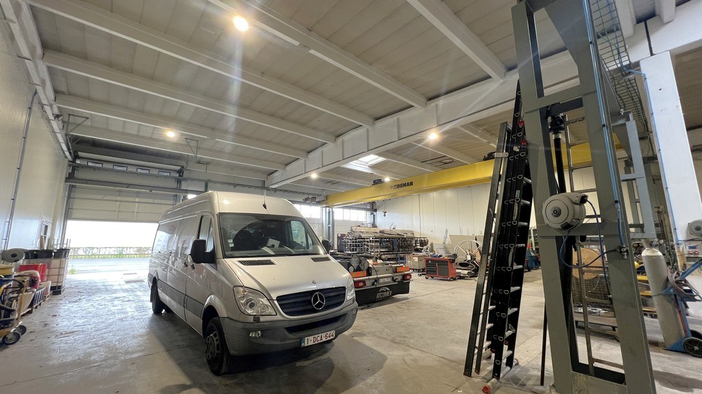 Magazijn met rolbrug en kantoren nabij N47 in Zele