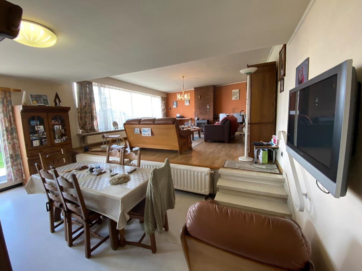 Bedrijfsgebouw met appartement op commerciële ligging 