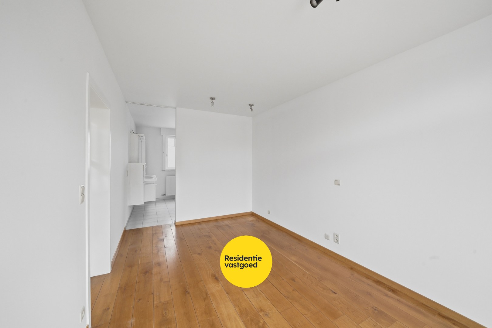Karaktervolle instapklare hoekwoning met inpandige garage en zonnige stadstuin 