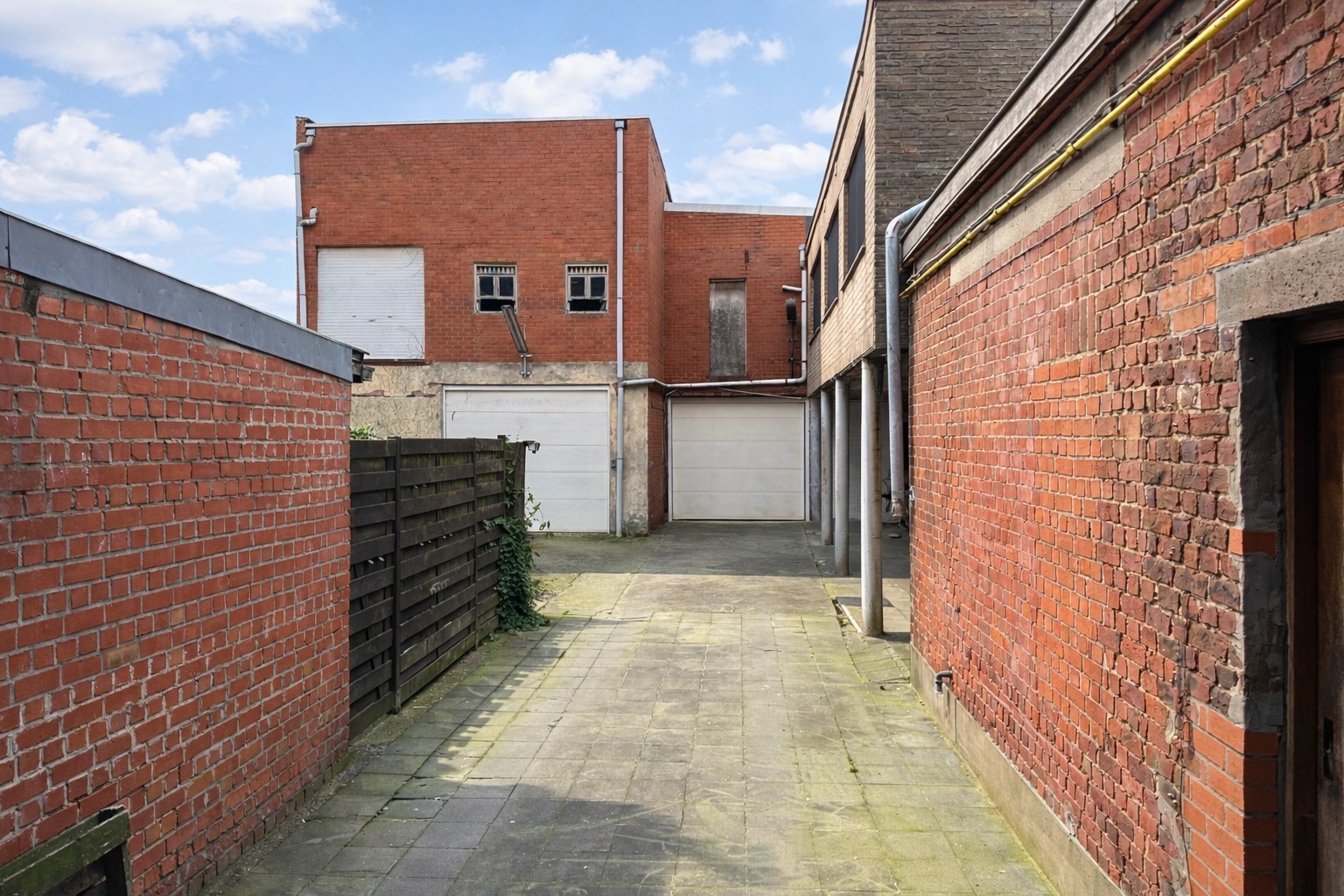 Handelspand bestaande uit winkel met woning, productieatelier en groot magazijn, Torhout 