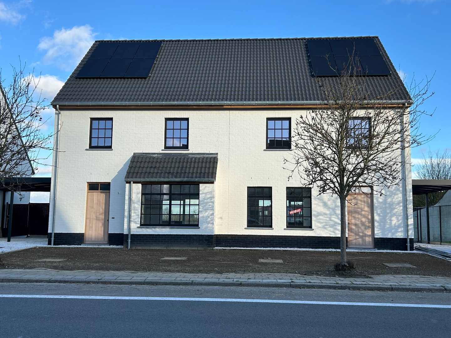 Stijlvolle halfopen, afgewerkte nieuwbouwwoningen 