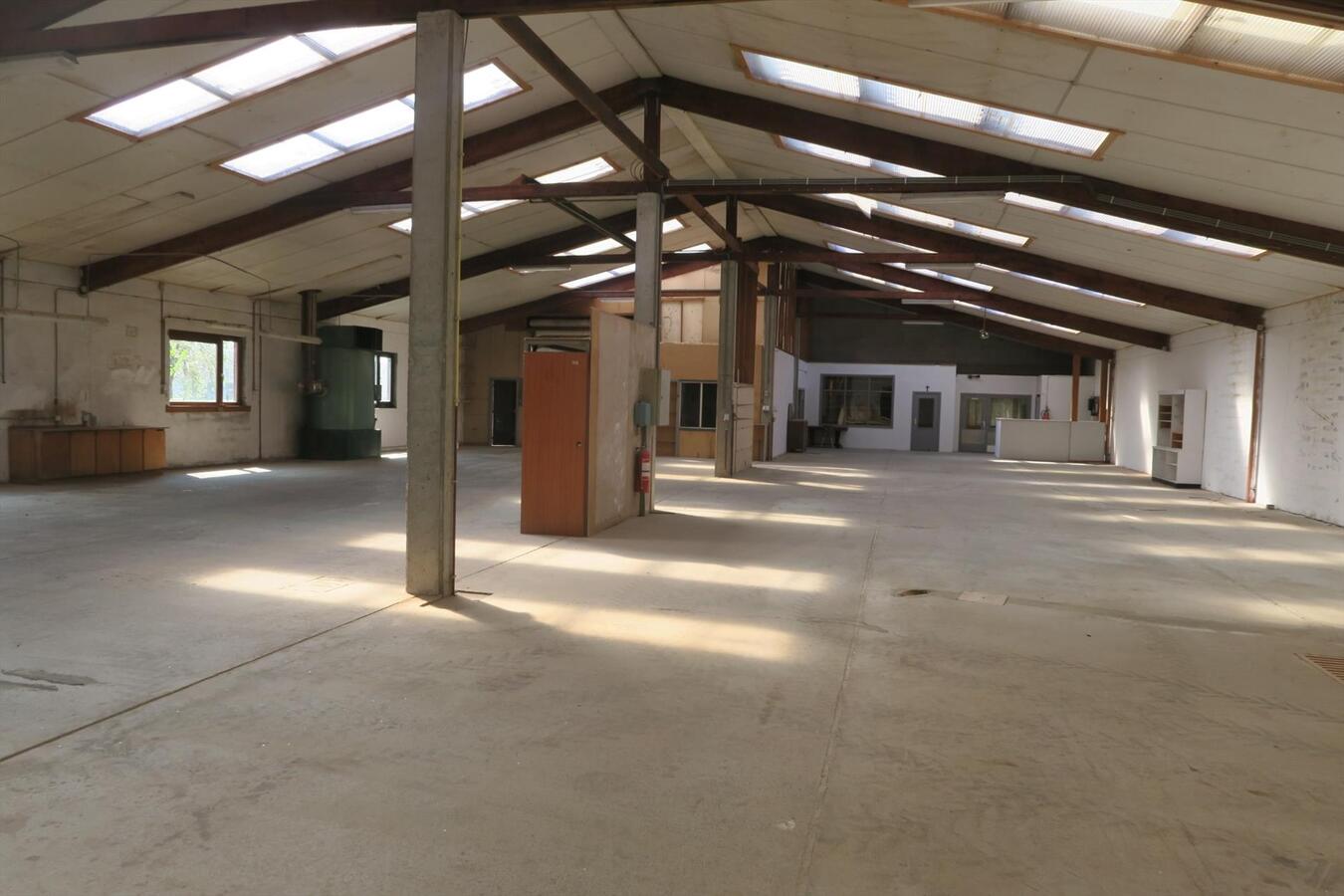Atelier van 950 m² op verbindingsweg Ieper - Diksmuide 