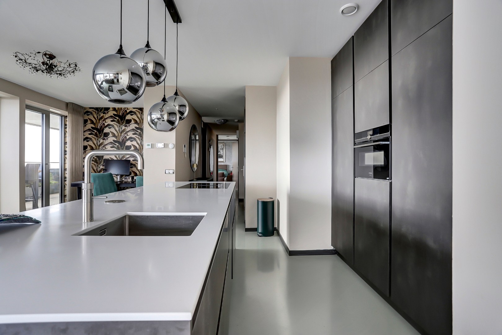 Ultiem luxe wonen in de iconische The CoolTower met spectaculair uitzicht, royaal terras (34 m²) en moderne afwerking in het bruisende hart van Rotterdam! 