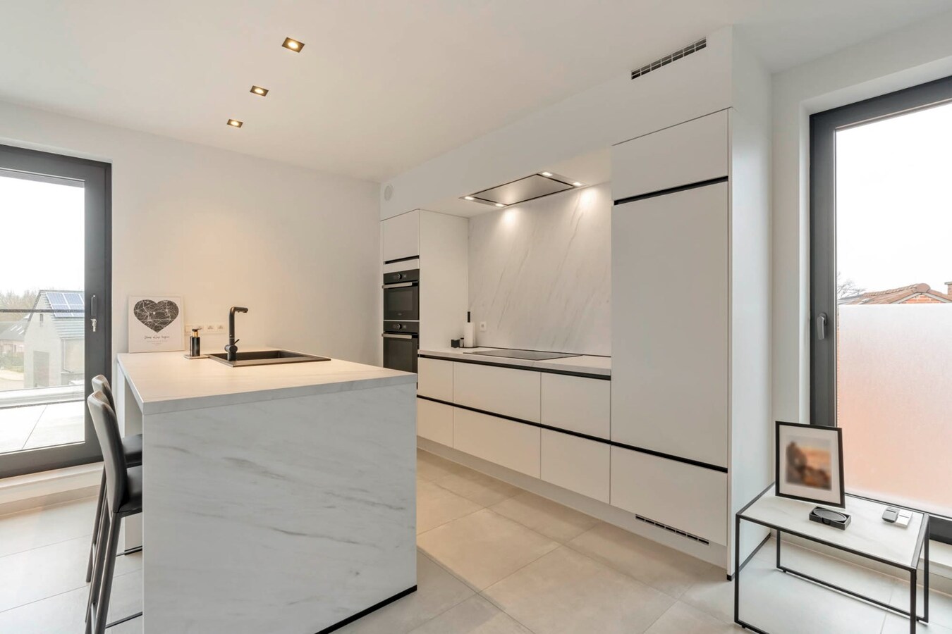 Recent duplex appartement met 2 slaapkamers en garage. 