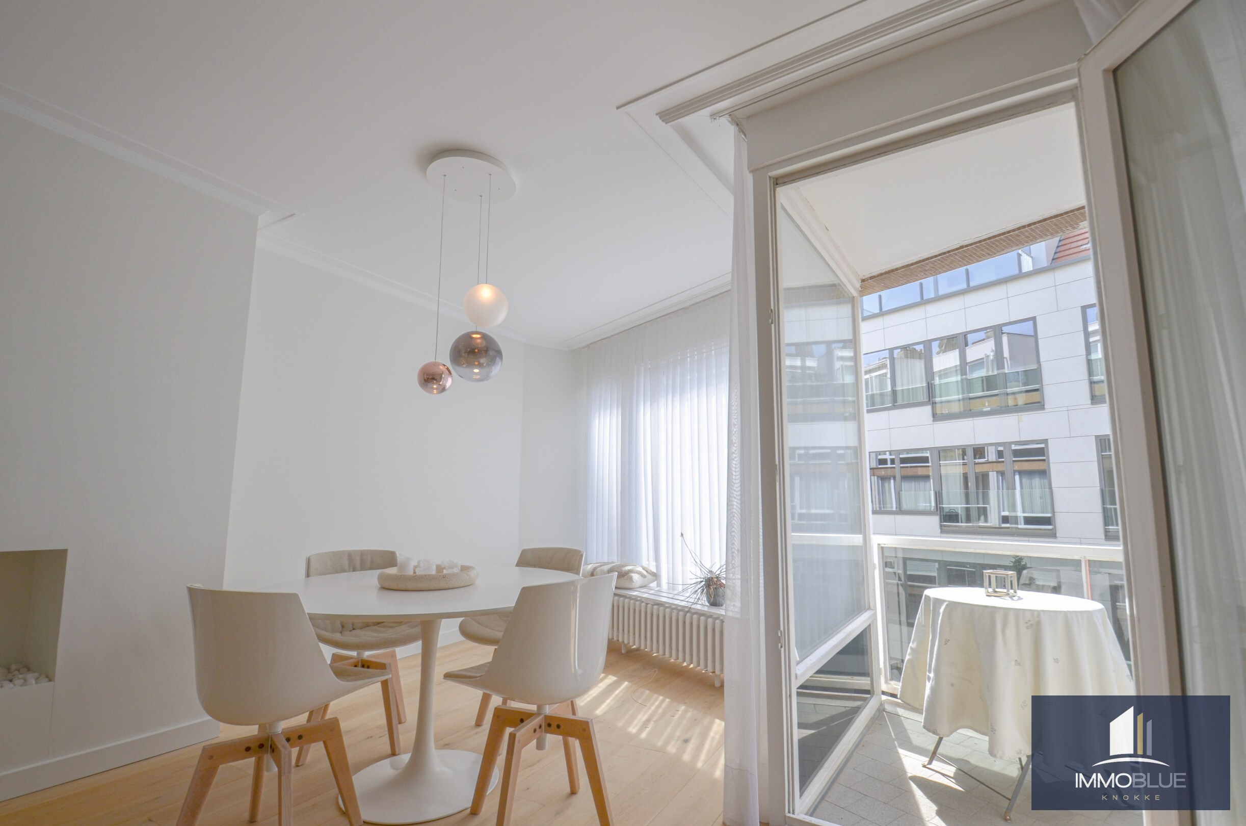 Stijlvol en volledig gerenoveerd appartement op wandelafstand van zee en het commerciële centrum. 