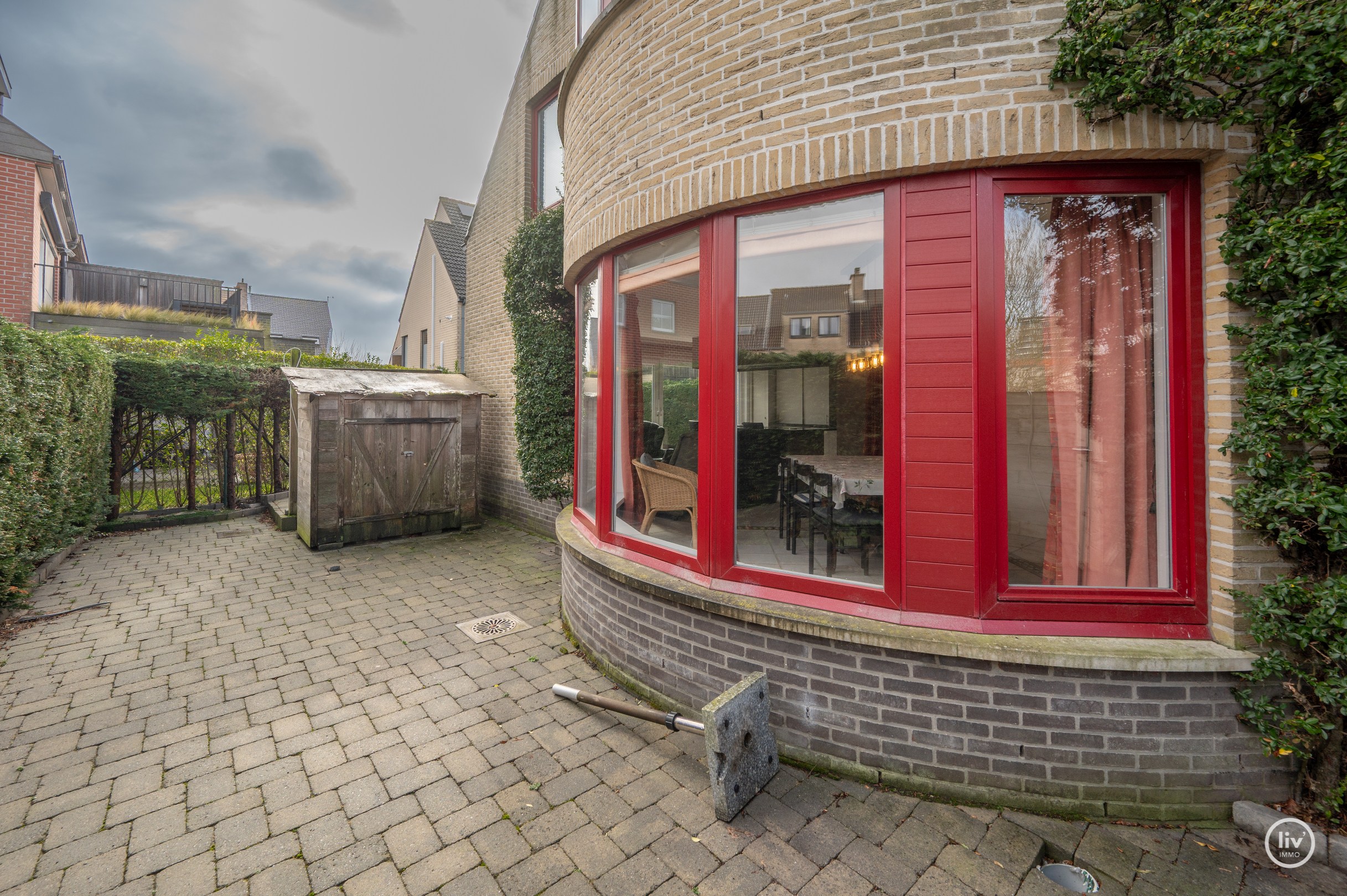 Ruime woning met 4 slaapkamers gelegen in centrum Knokke vlakbij Duinenwater. 