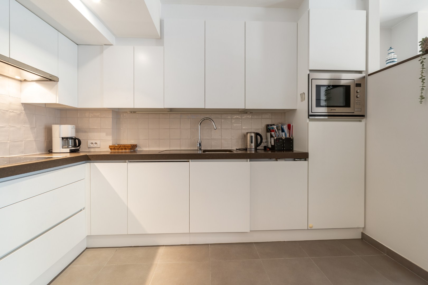 GERENOVEERD APPARTEMENT MET ZIJDELINGS ZEEZICHT: TOPLIGGING !! 