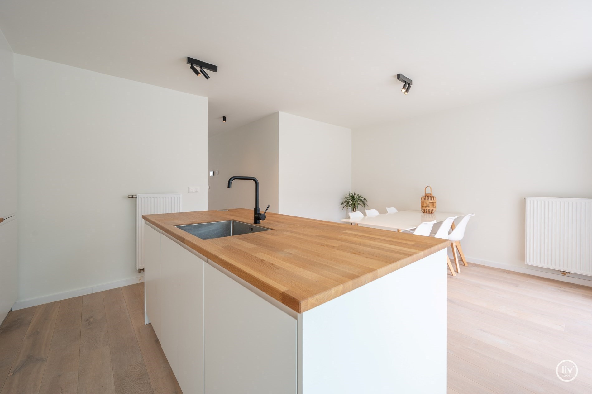 Magnifique triplex spacieux (199 m2) dans une rue adjacente à l'avenue Lippens, à proximité de la digue à Knokke. 