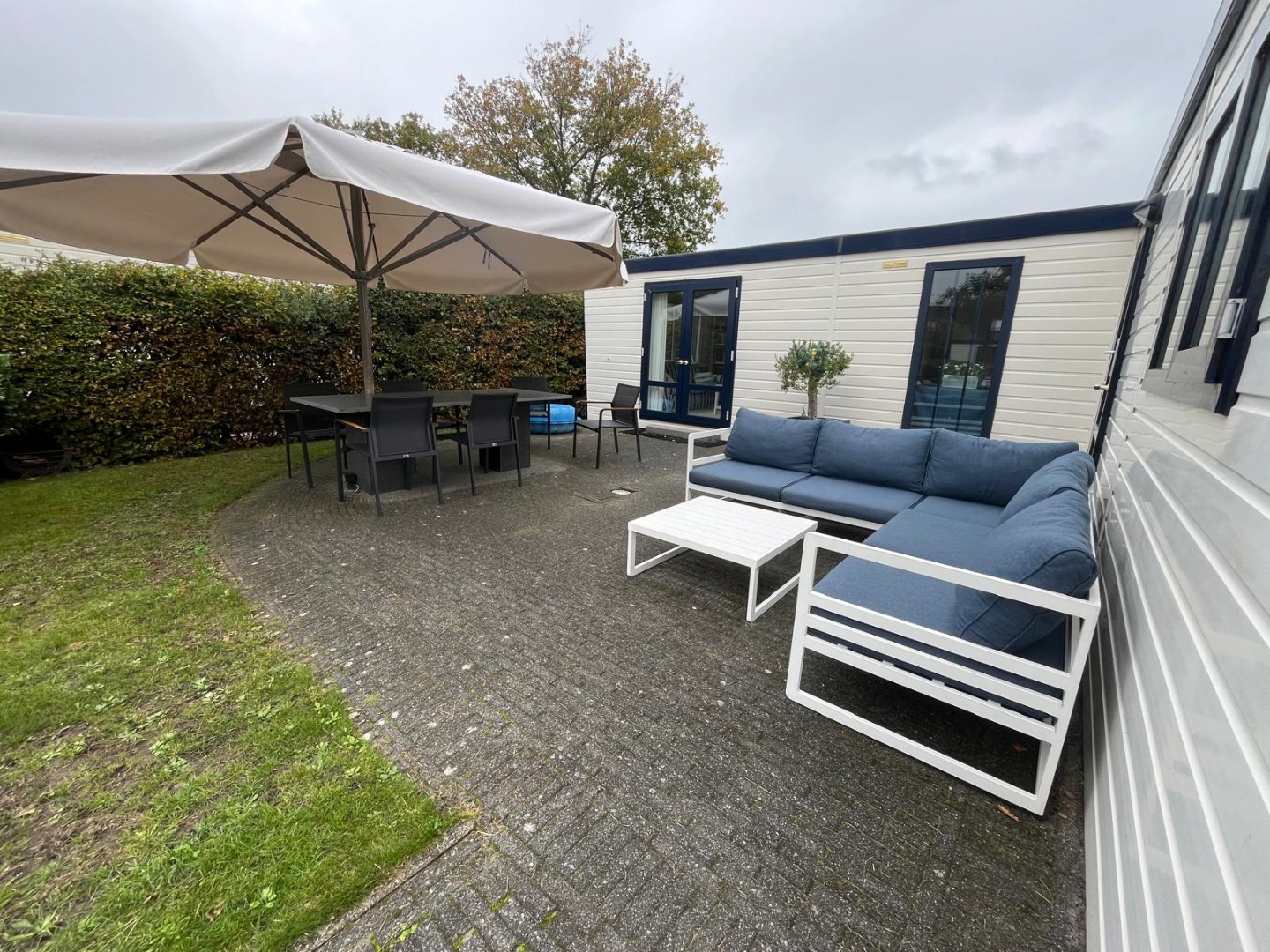 Leuke chalet (1999) met apart gastenverblijf, berging en royale tuin, op loopafstand van het Veerse Meer te koop! 