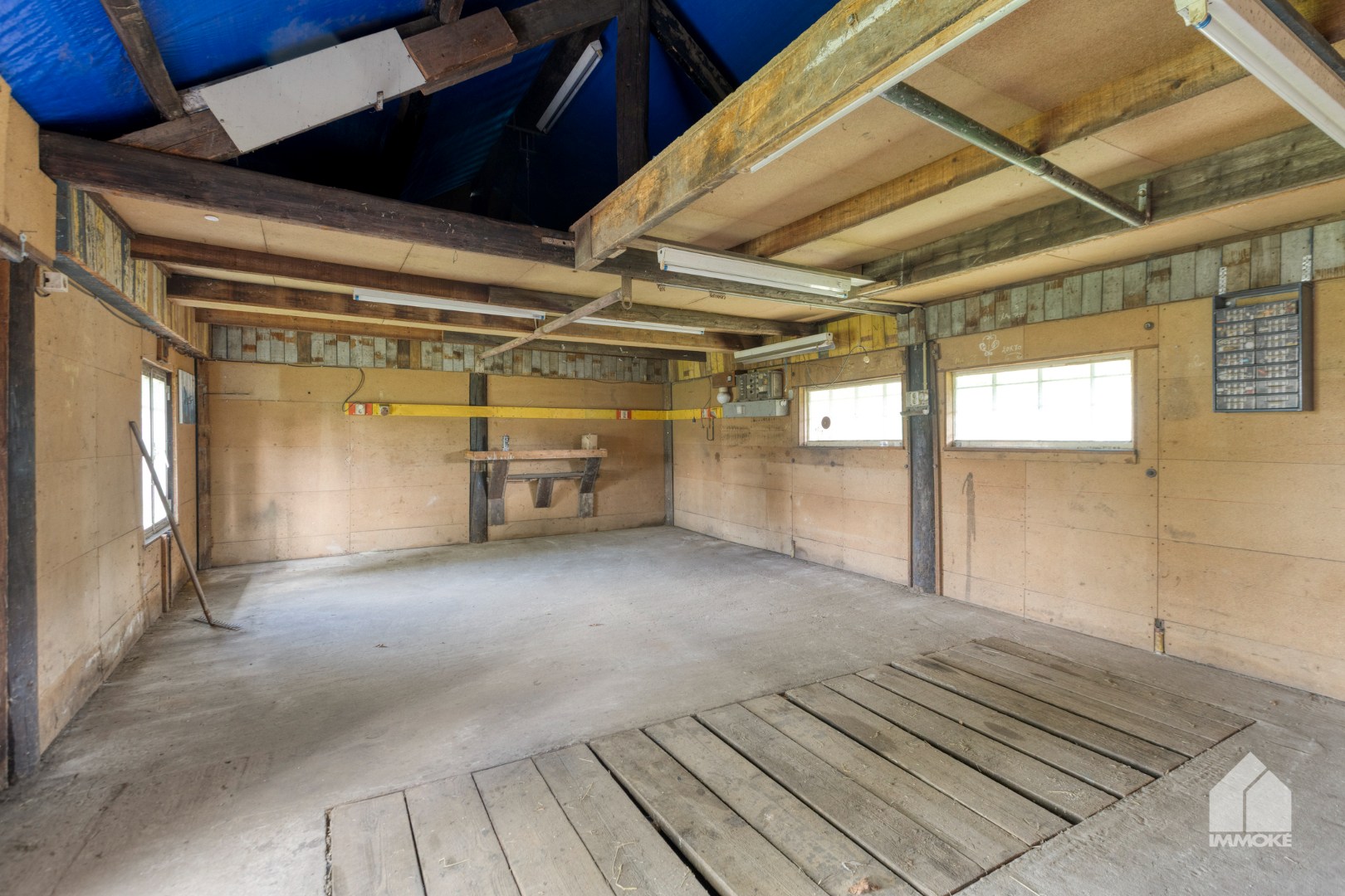 Te renoveren, gelijkvloerse woning op 13a 60ca met 2 slpk en garage. 