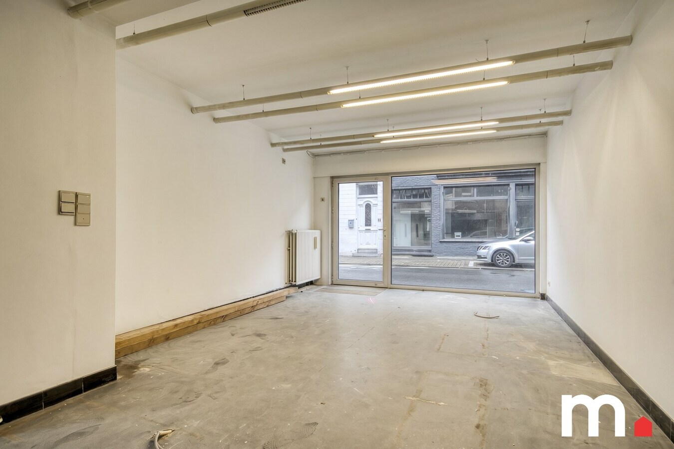 Lichtrijk instapklare woning EPC C  te Roeselare met 3 slaapkamers, zonnepanelen, Garage en praktijk! 