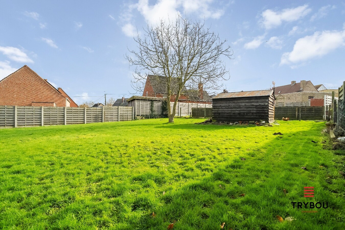 Halfopen woning met drie slaapkamers op ruim perceel van 770 m² 