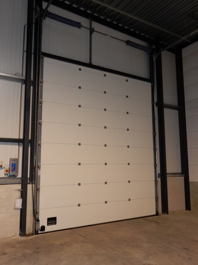 Loods te huur op uitstekende ligging. 