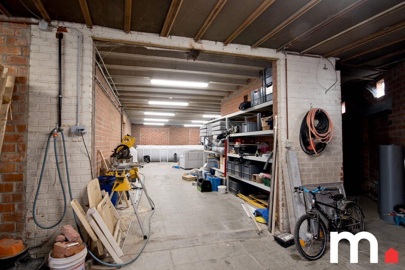 Instapklare woning met Loods van 170m² met uitweg te Zwevegem met 324 m² bewoonbare oppervlakte ! 