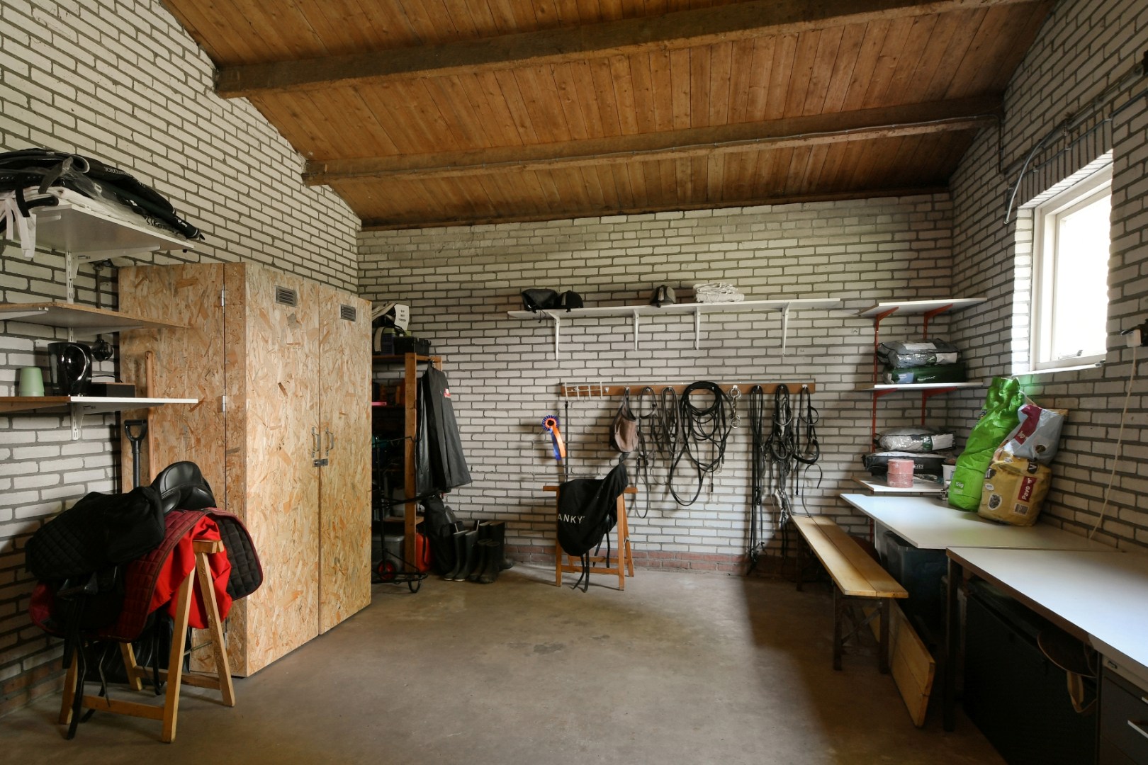 Vrijstaand woonhuis met inpandige garage, stal met 2 paardenboxen, vrijstaande inloopstal en verlichte zandpaddock met longeercirkel op een perceel van ruim 18.500 m2. Ideaal voor paardenliefhebbers. 