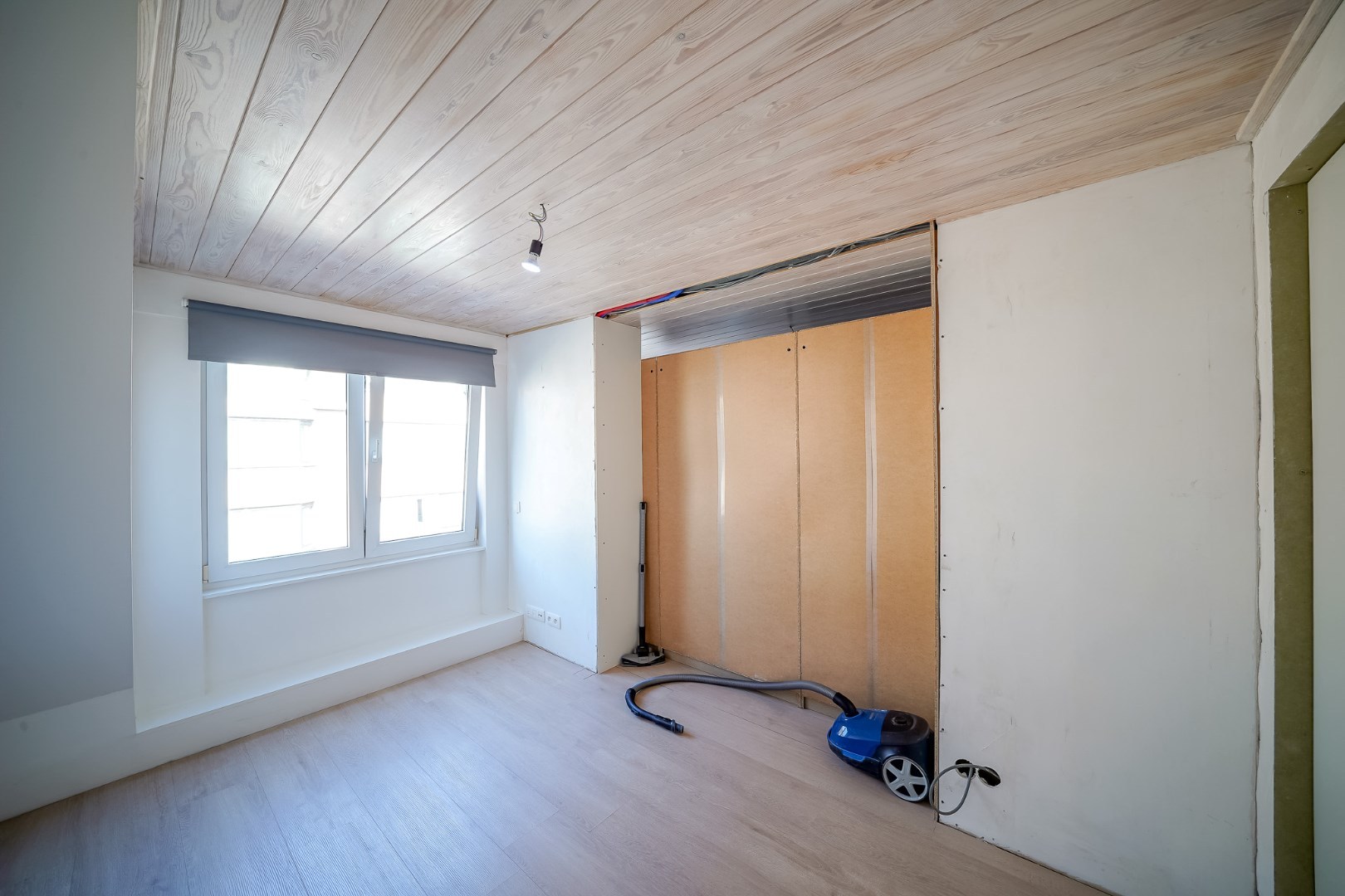 Ruime eengezinswoning in centrum Oudenburg met handelsruimte op gelijkvloers. 