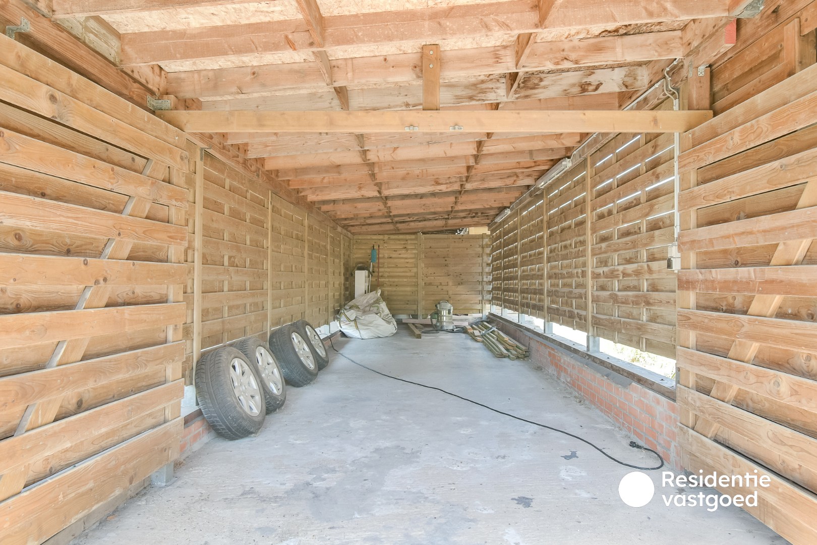 Verrassend ruime woning met unieke indeling en veel potentieel in Torhout! 
