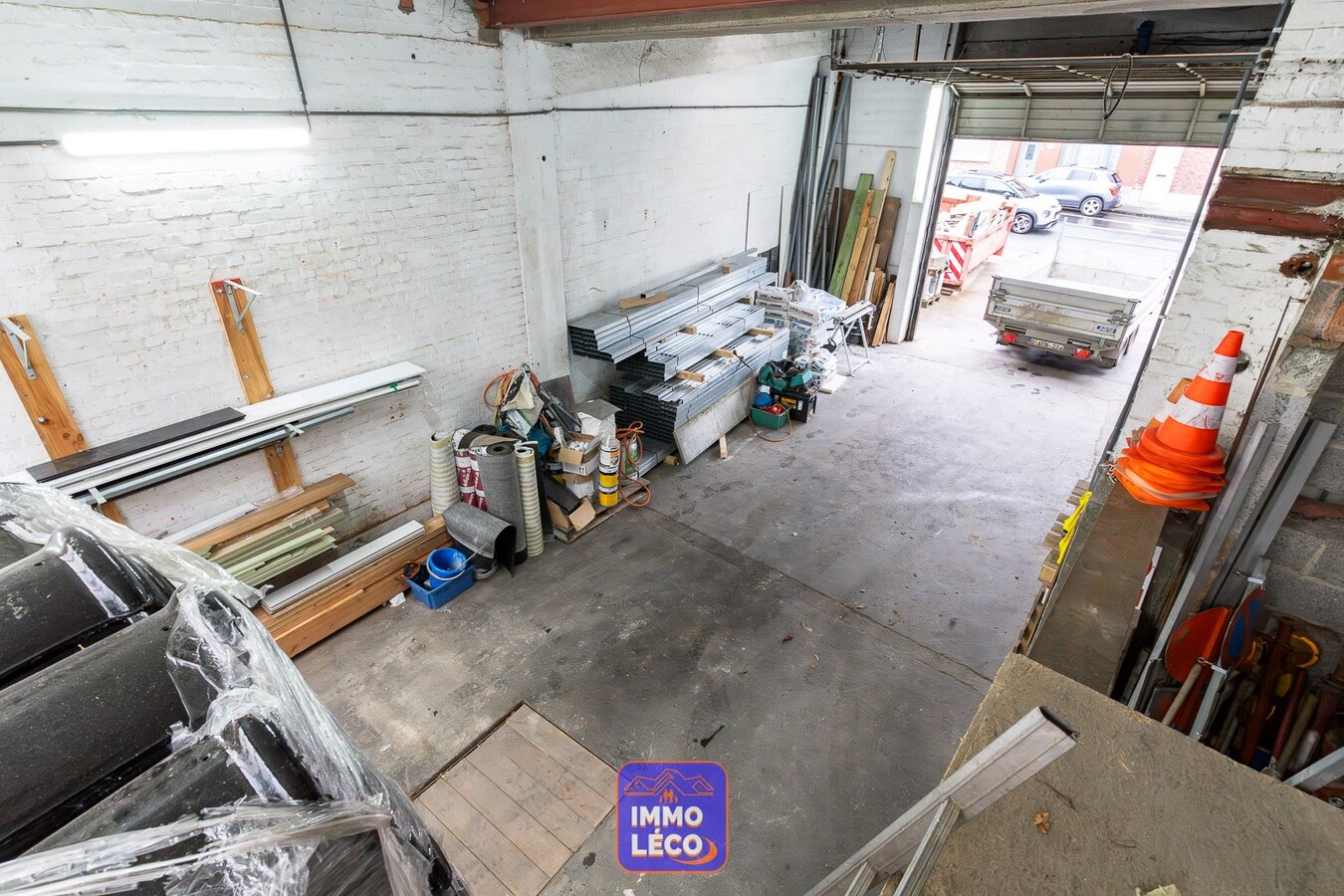 Entrepôt de +/- 190m² avec grand parking, RARE à LA VENTE !! 