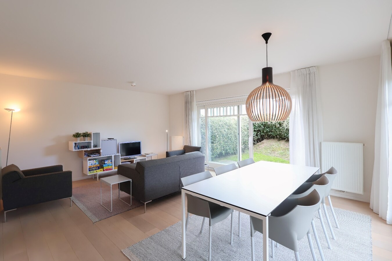 Modern 2slpk-appartement met privé tuin op wandelafstand van het strand 