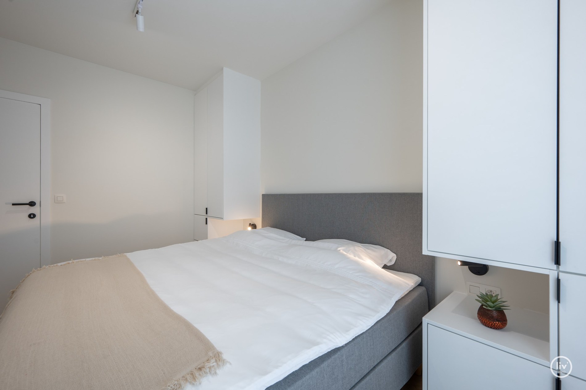 Schitterend gerenoveerd appartement, rustig gelegen, nabij de Lippenslaan en vlakbij de zee te Knokke. 