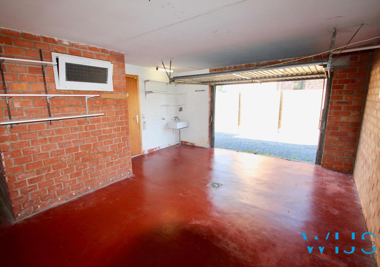 Vlot te renoveren woonhuis op een ruim perceel van 1130 vierkante meter te OOSTEEKLO ! 