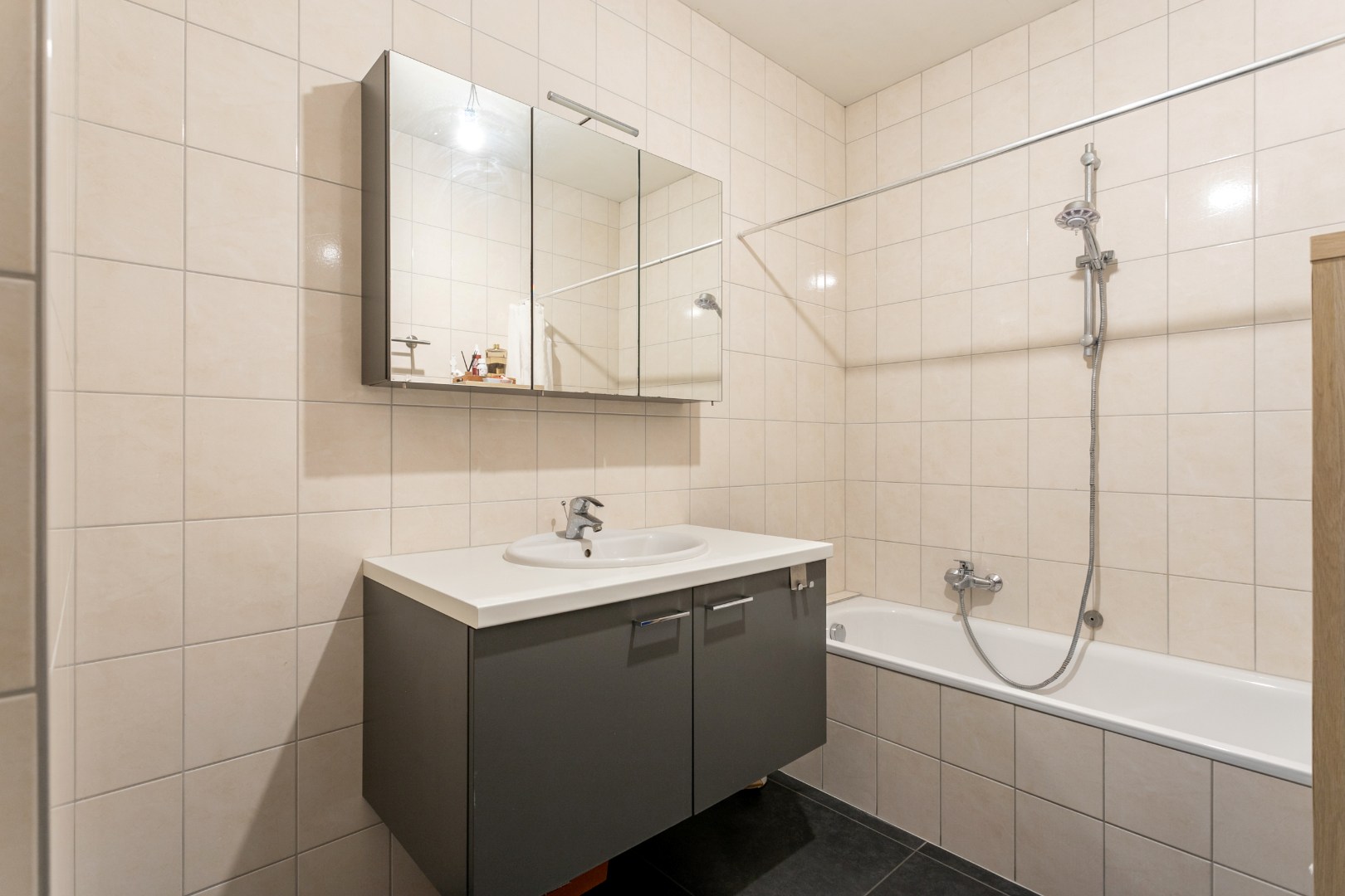 Opbrengsteigendom te koop met 3 app (+-100m²) én garagebox 