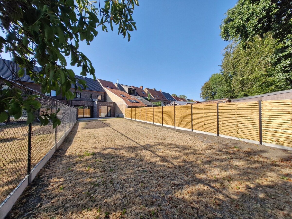 Nieuwbouwwoning met mooie tuin, garage en 4 slaapkamers te Dudzele 