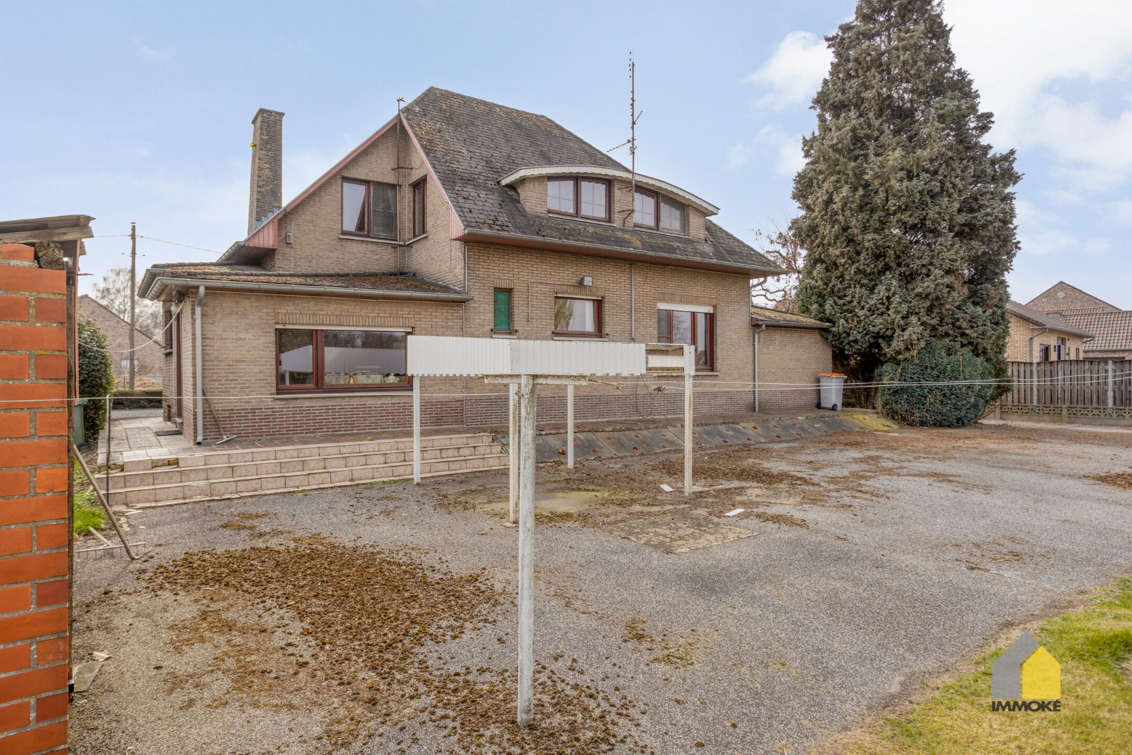 Te renoveren, statige woning op mooi perceel van 23 a 90 ca. 