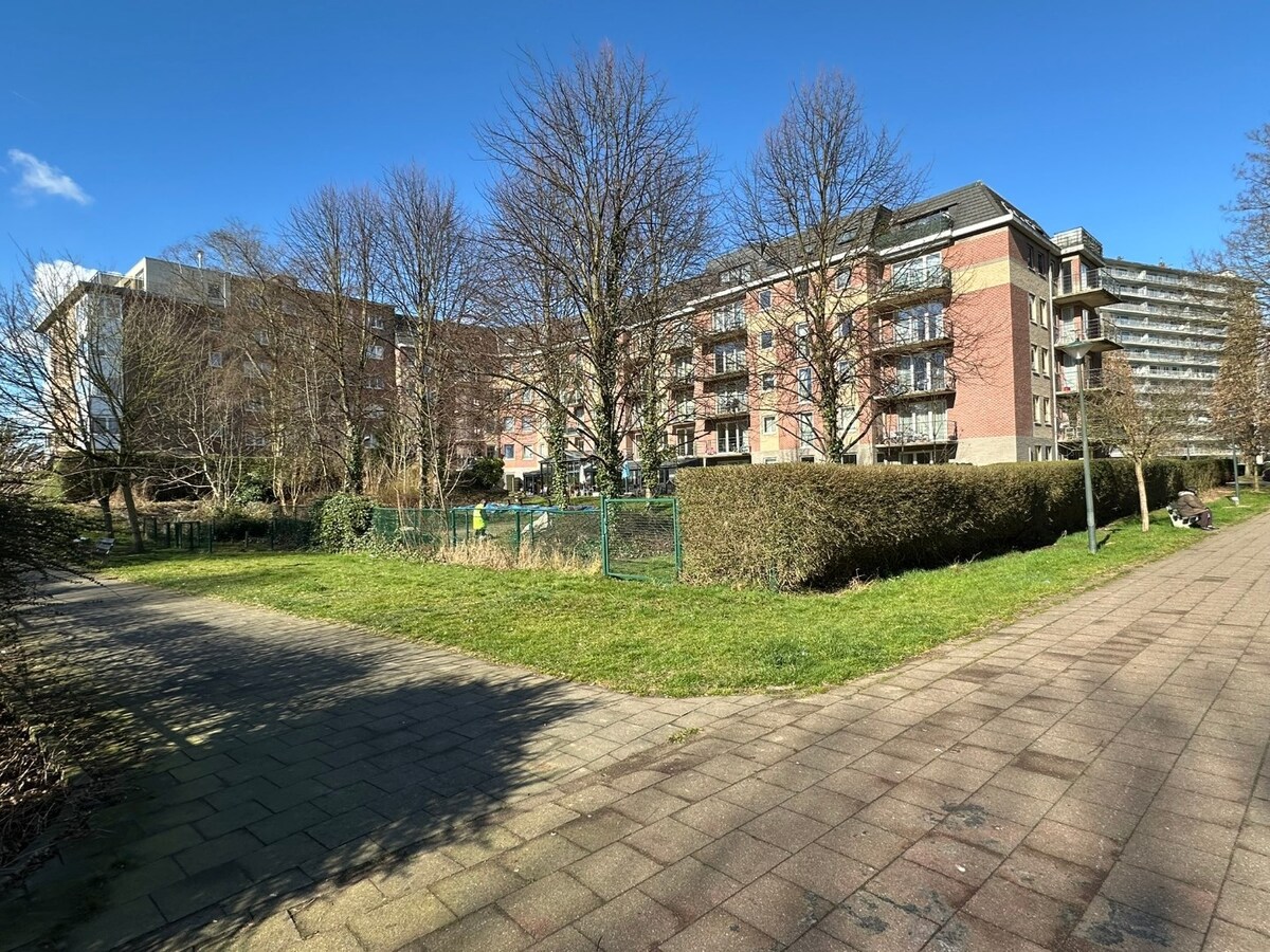 Lichtrijke serviceflat met zonnig terras, privé parking 