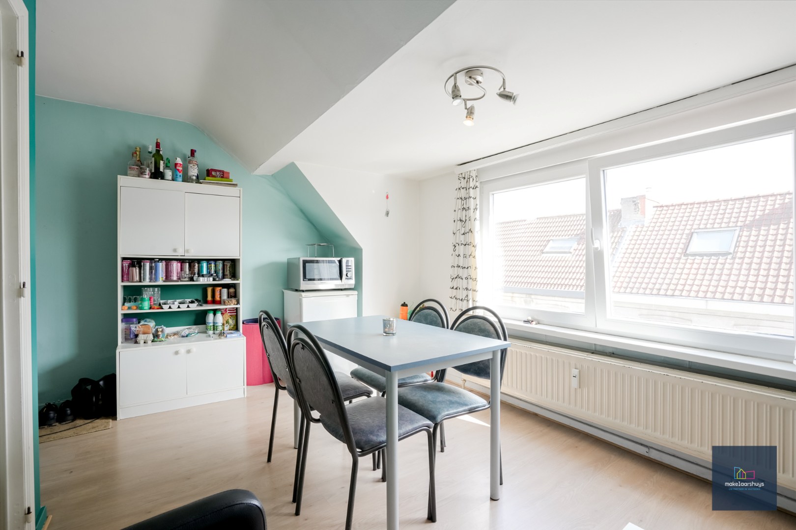 Ruime studio met afzonderlijke slaapplaats. 
