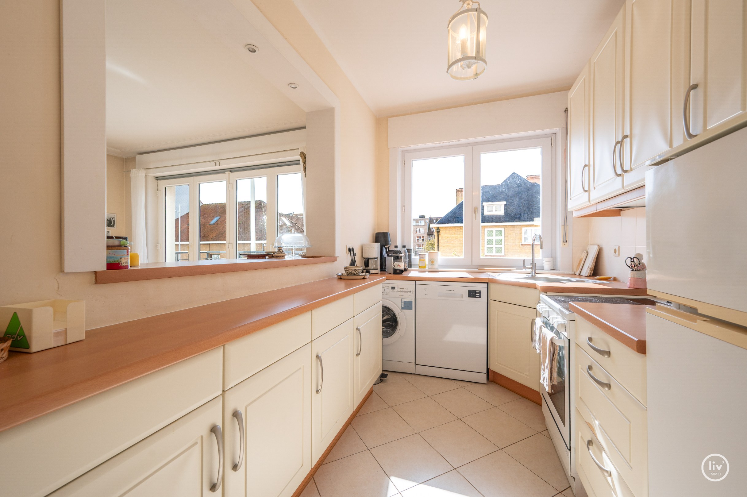 Zonnig HOEKappartement gelegen op de Van bunnenlaan met zicht op de Heilighart kerk te Knokke. 