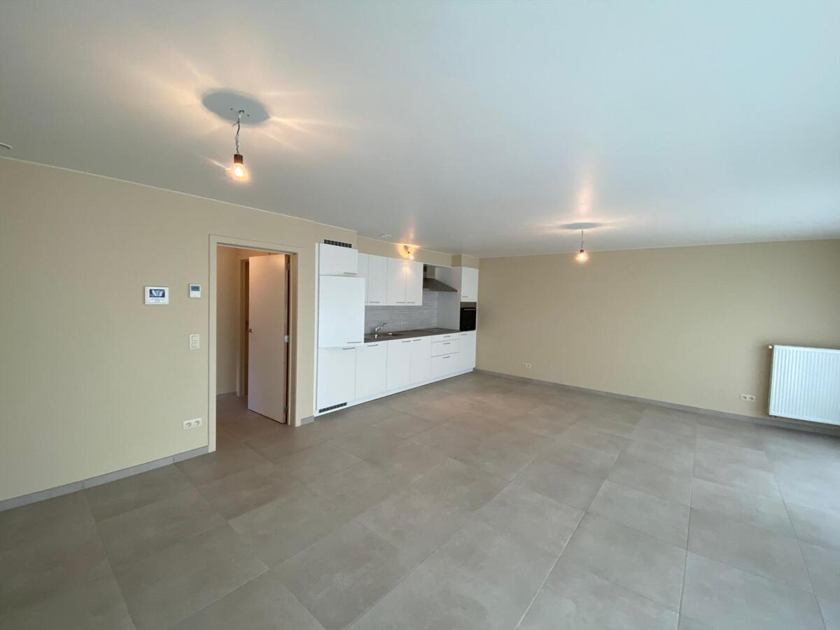 Volledig afgewerkt gelijkvloersappartement met autostaanplaats 