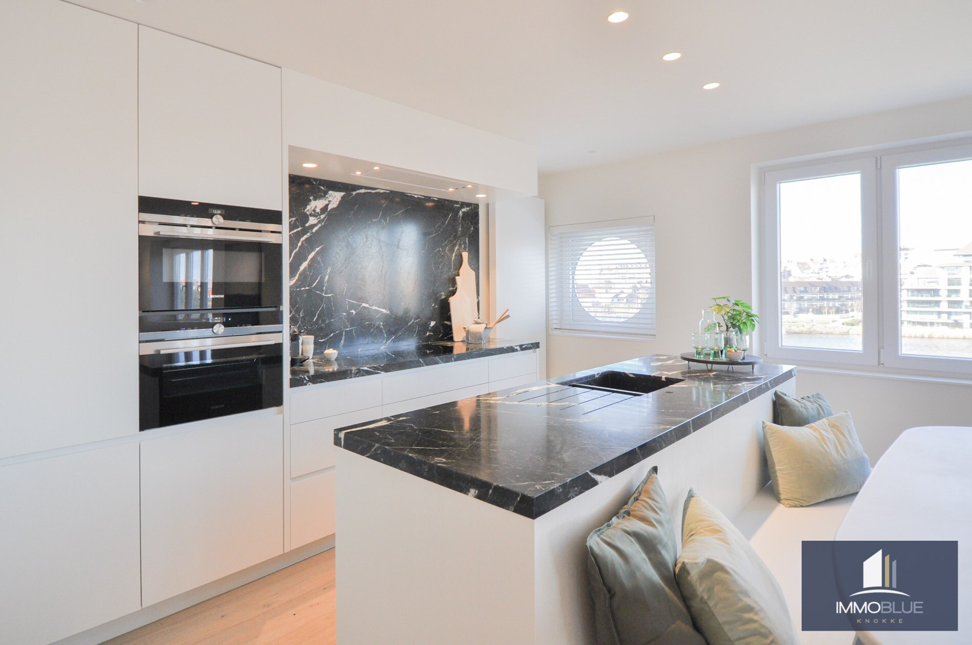 Appartement entièrement rénové et situé au calme, offrant une vue magnifique sur le Zegemeer. 