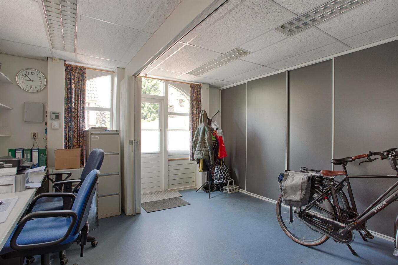 Vrijstaande woning met grote garage, 4 slaapkamers en ruime zolderverdieping. 