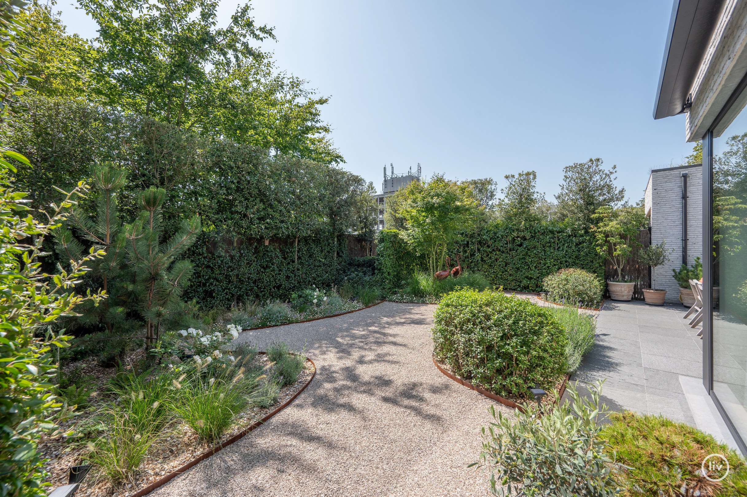 Magnifique villa jumelée très récente avec beaucoup de lumière, idéalement située en bordure du Zoute. 