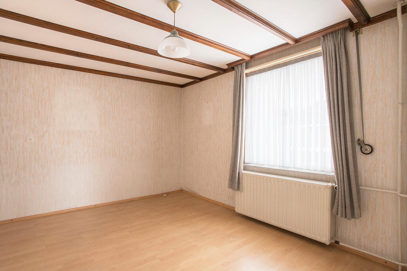 Vrijstaande eengezinswoning met garage en carport. 