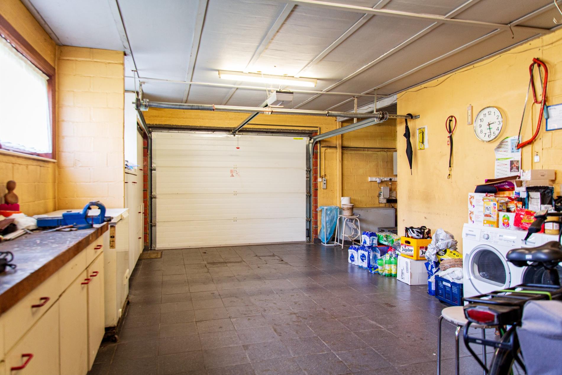 Open bebouwing met  4 (mogelijk 6) slpks  op 1.195 m²  rustig gelegen te Adegem 