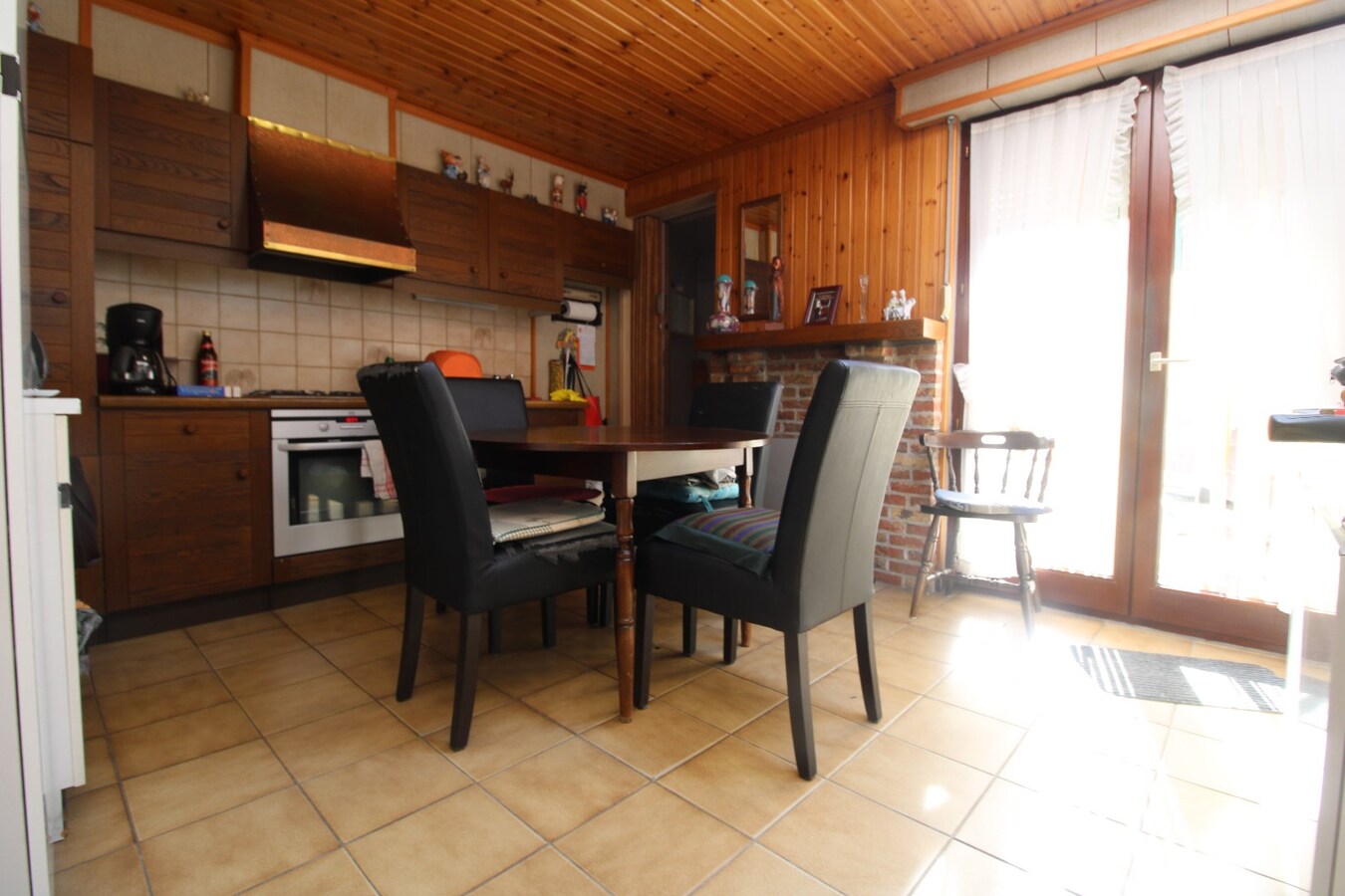 Woning met 2 slaapkamers, tuin en garage te Roeselare 