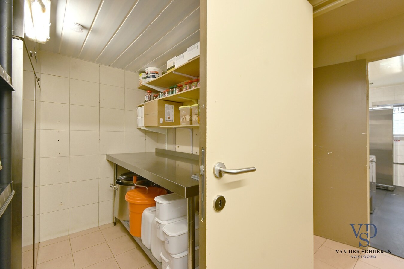 Handelspand (>300 m²) en 2 appartementen. 