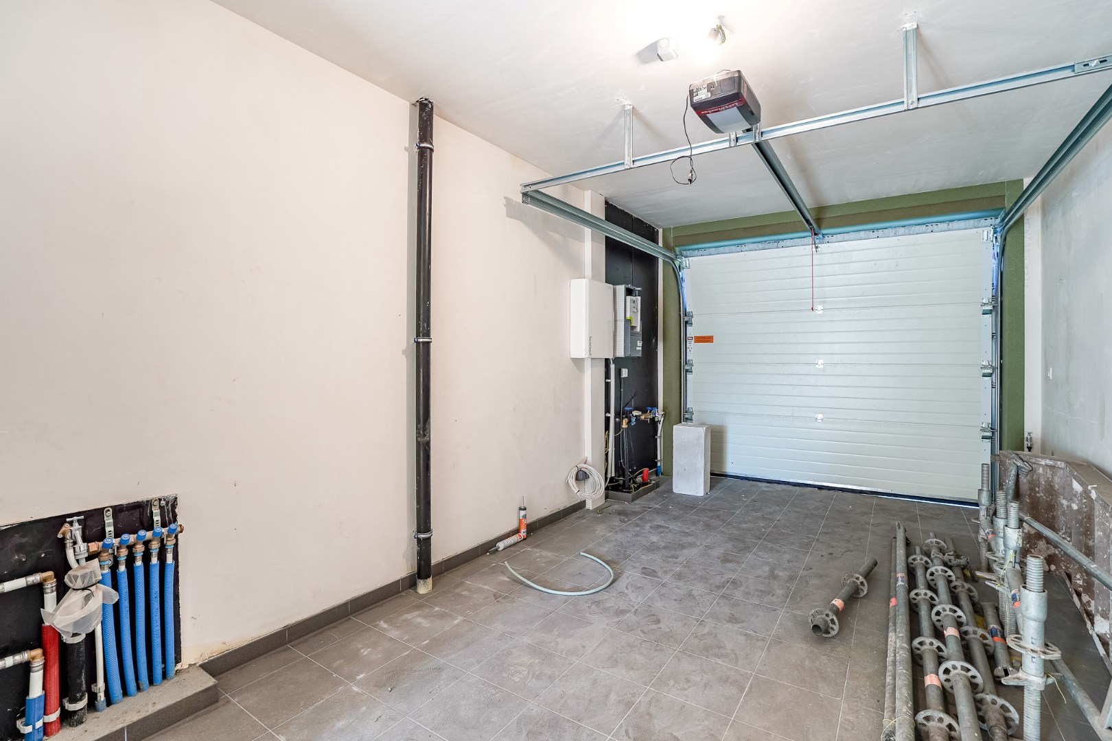 Moderne halfopen nieuwbouw woning op 356 m² met hoogwaardige afwerking 