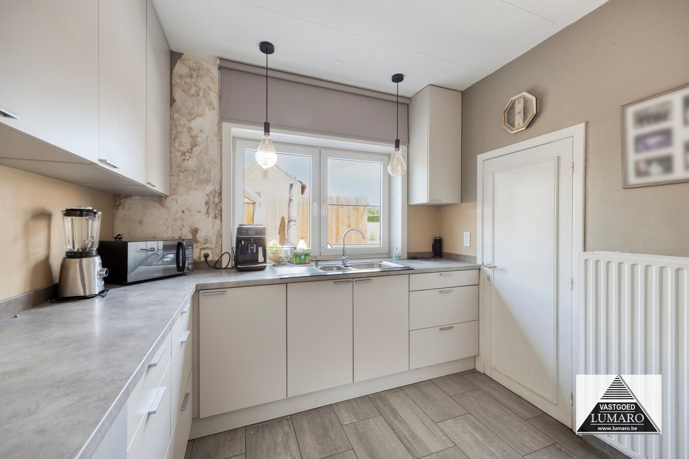 Charmant Leut : eigendom opgedeeld in 2 appartementen. Veranda,  2 garages. 