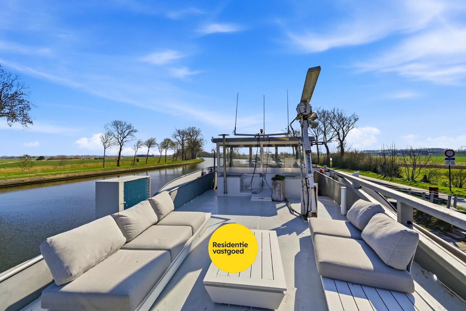 Unieke woonboot met B&amp;B en vergunde ligplaats in Plassendale 