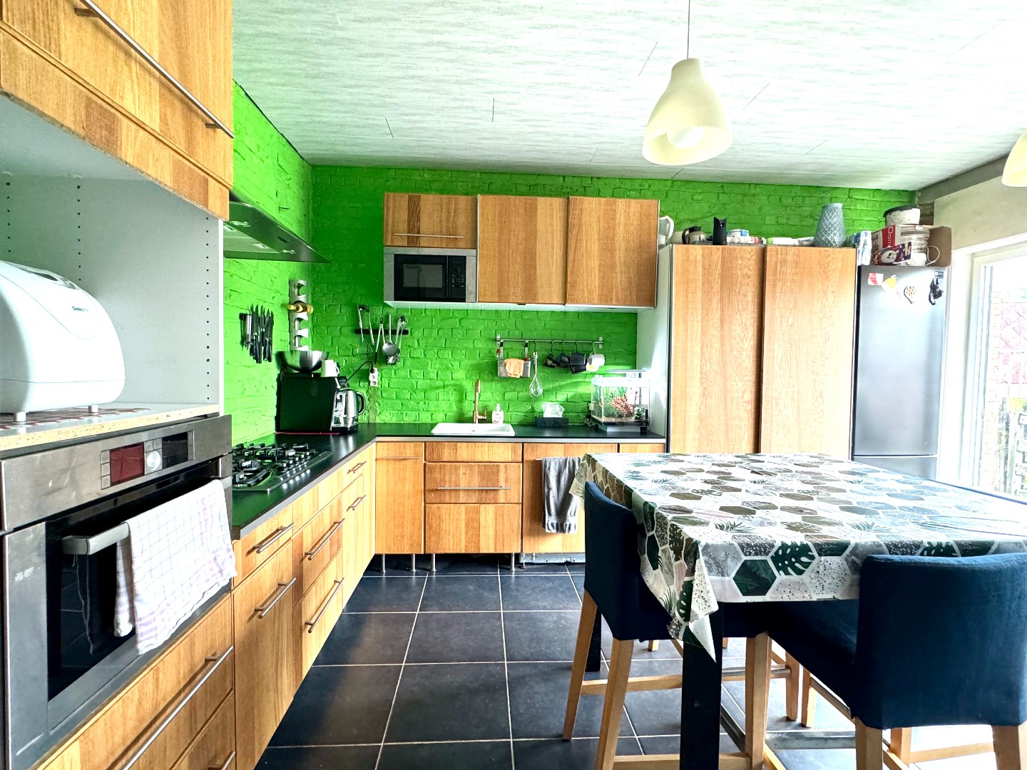 Gezinswoning met 4 grote en 1 kleine slaapkamer, garage en grote tuin 