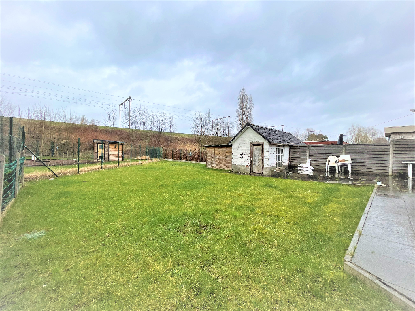 Statige halfopen woning met 3 slaapkamers en garage 