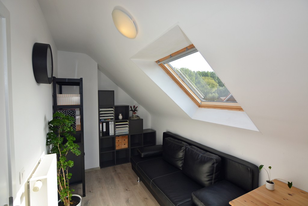 Energiezuinig duplex-appartement met 2 slpk, terras en carport met berging. 