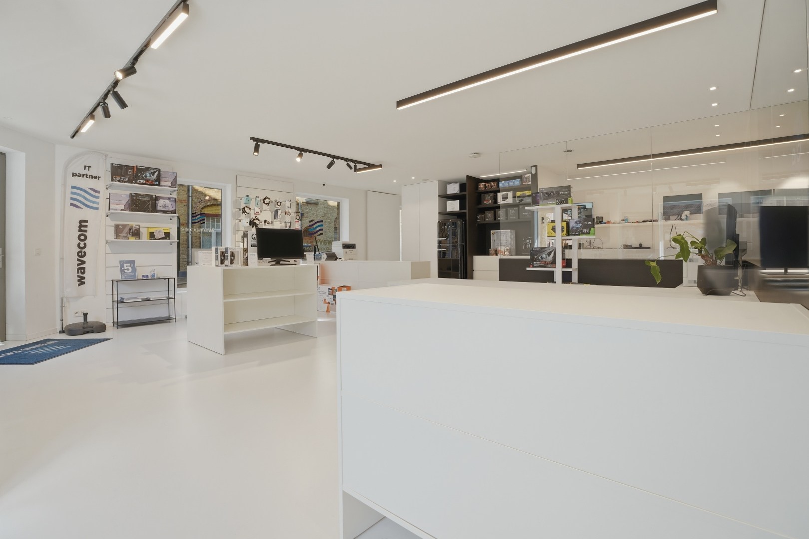 Instapklaar en hoogwaardig handelspand (122 m²) op topligging in Nieuwpoort Stad 