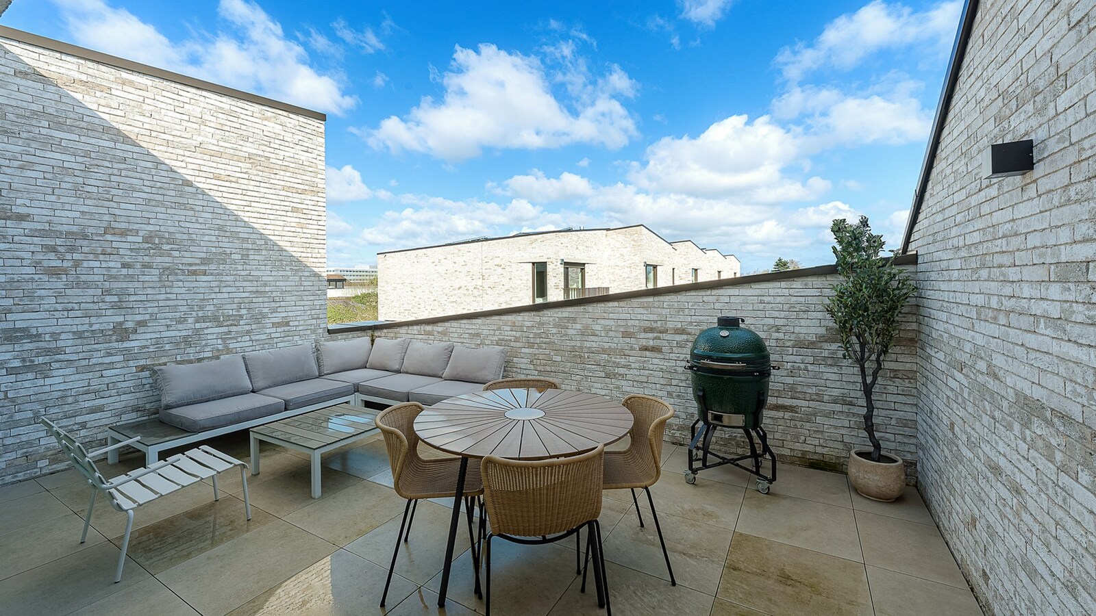 Exclusief verblijf met lift, terrassen en uitzonderlijke volumes in een groene-autovrije verkaveling te Knokke. 