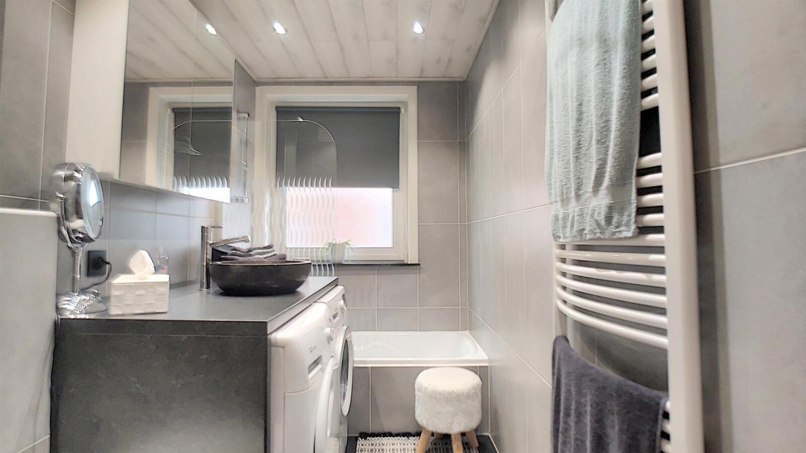 Gerenoveerd hoekappartement met mooi, open zicht - Heist 